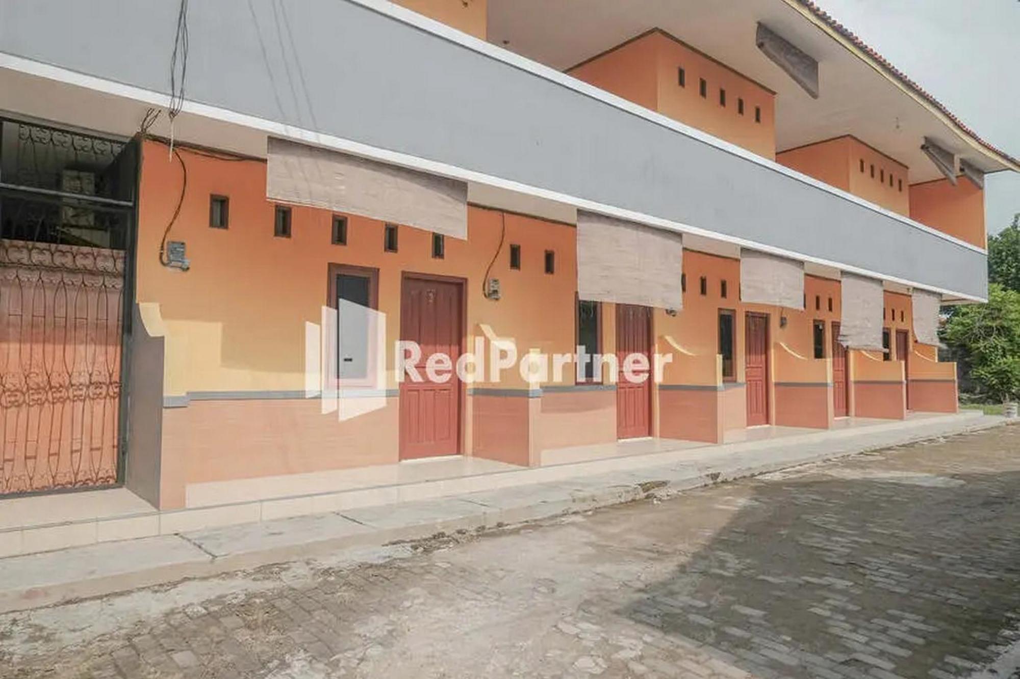 Pondok Damai Guest House Syariah Mitra Reddoorz Cirebon Exterior foto